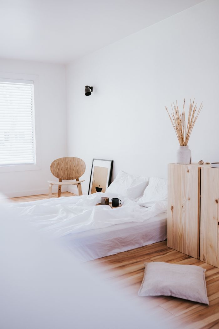 Dormitorio luminoso con acentos de madera natural