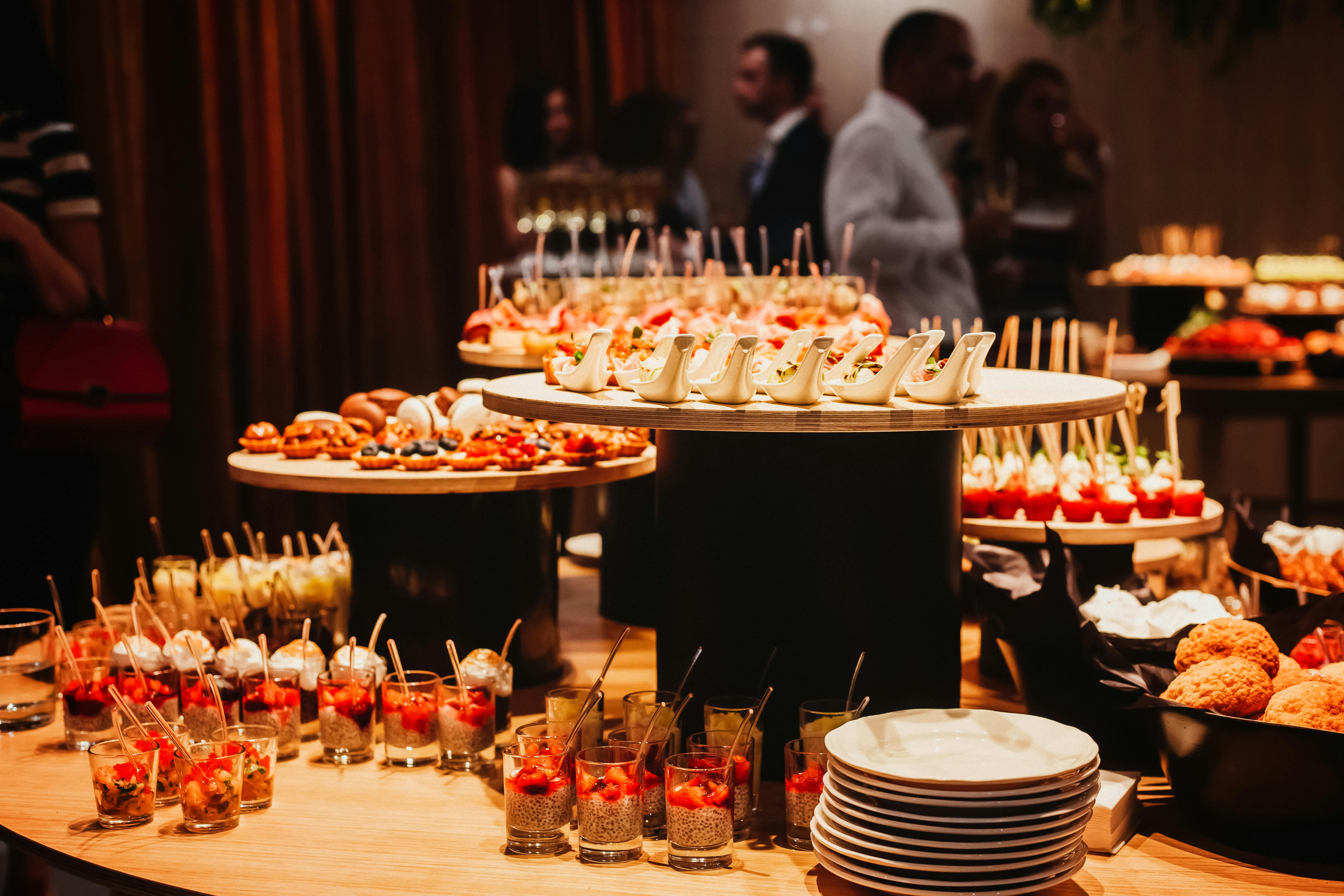 Відкритий фуршетний стіл із делікатесами