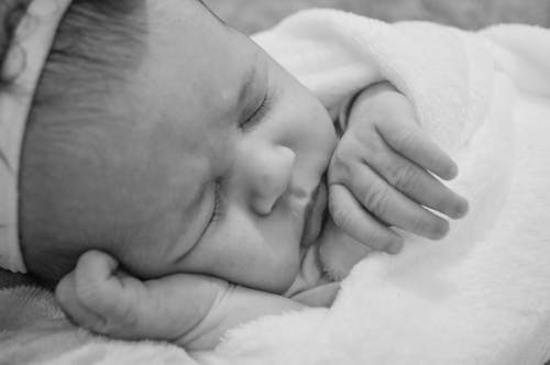Fotobanka s bezplatnými fotkami na tému bábätko, čiernobiely, čierny a biely