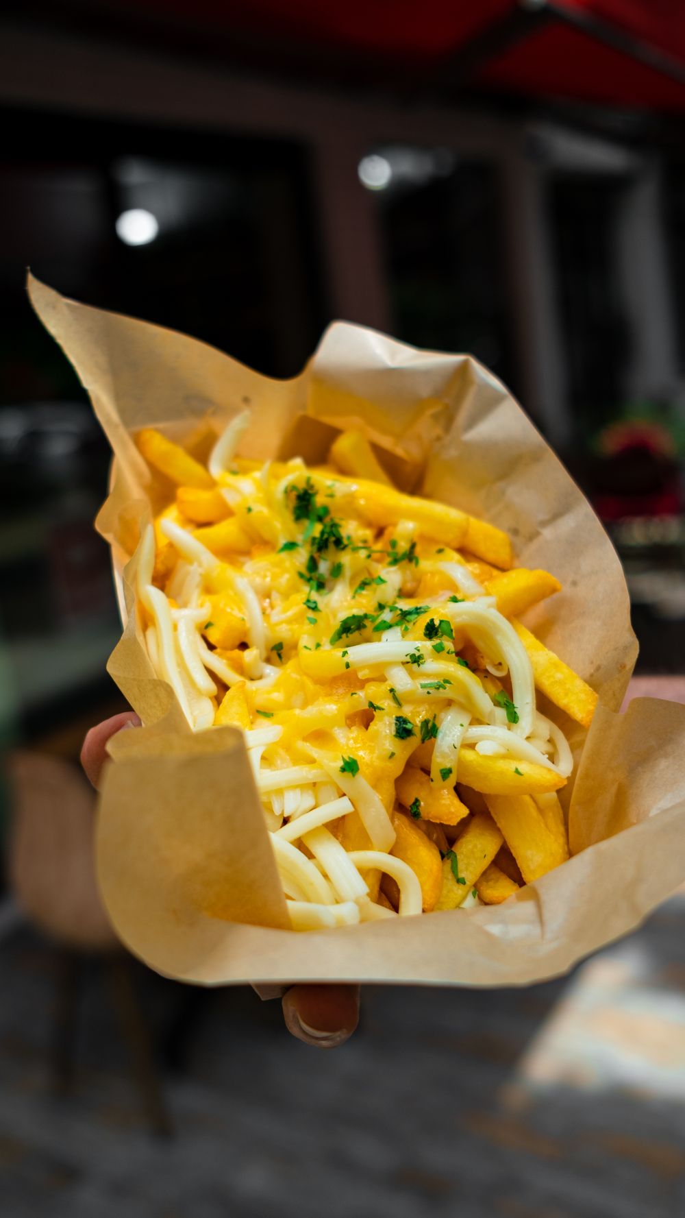 Des frites dorées, une sauce au fromage et une touche de ciboulette.
