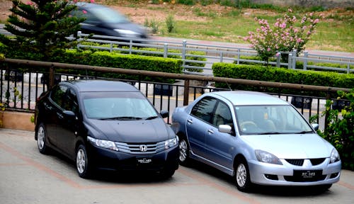 Ilmainen kuvapankkikuva tunnisteilla autot, honda kaupunki, mitsubishi lancer