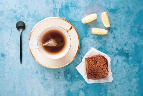 Photos gratuites de aliments, arrière-plan bleu, assiette