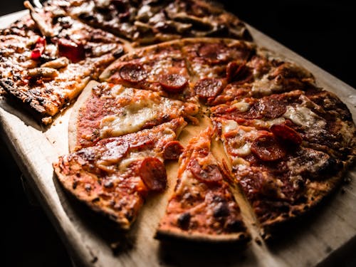 Kostenlos Pizza Auf Braunem Holzbrett Stock-Foto