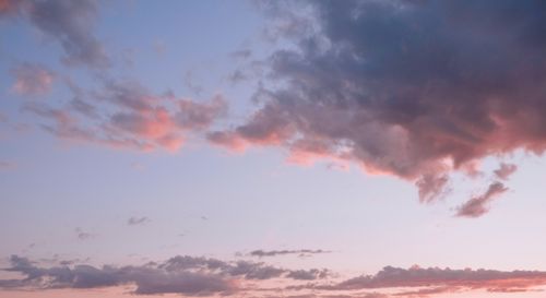 Free Beautiful evening sky with soft pink and blue clouds, creating a tranquil atmosphere. Stock Photo