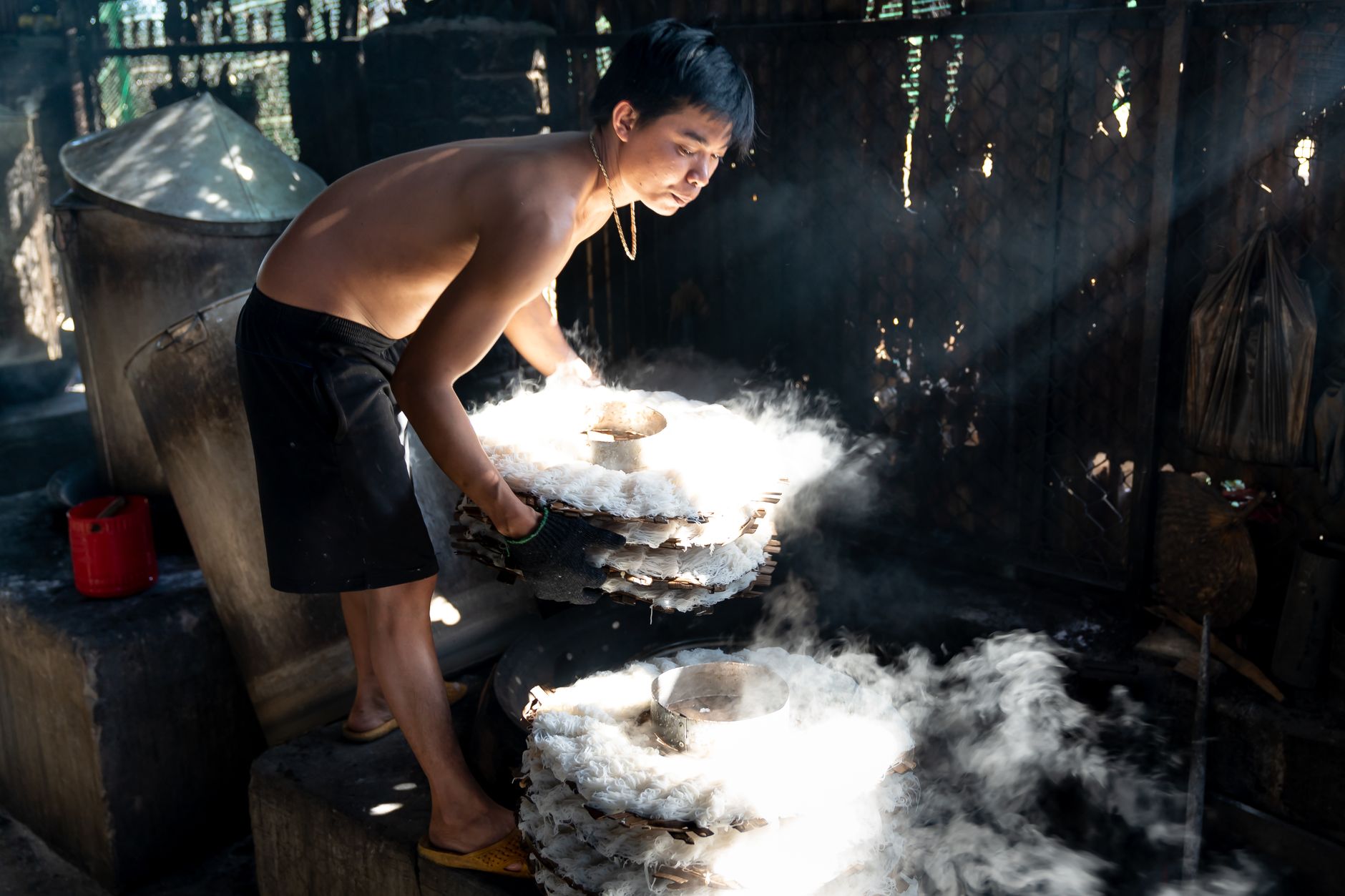 អ្នកវិភាគកំពុងប្រៀបធៀបគ្រាប់តអាស៊ី និងទីផ្សារលើសក្រោមលើអេក្រង់ពីរ