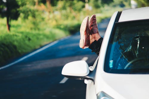 Person, Die Ein Paar Braune Lederhalbschuhe Trägt