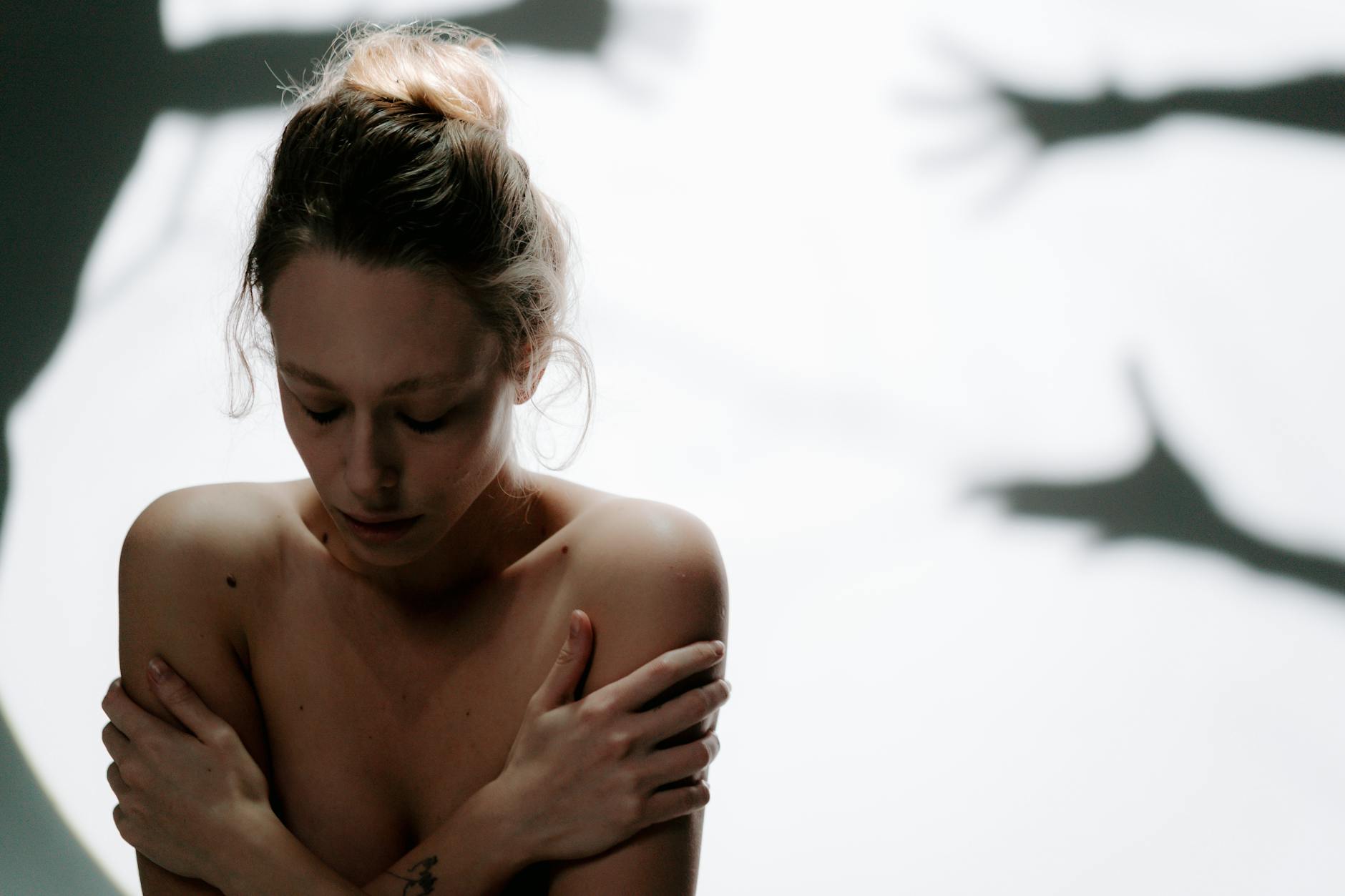 Karanlık bir ortamda tanımadığı birinden kaçan, rüyada kovalanma korkusunu temsil eden gölgeli silüet.