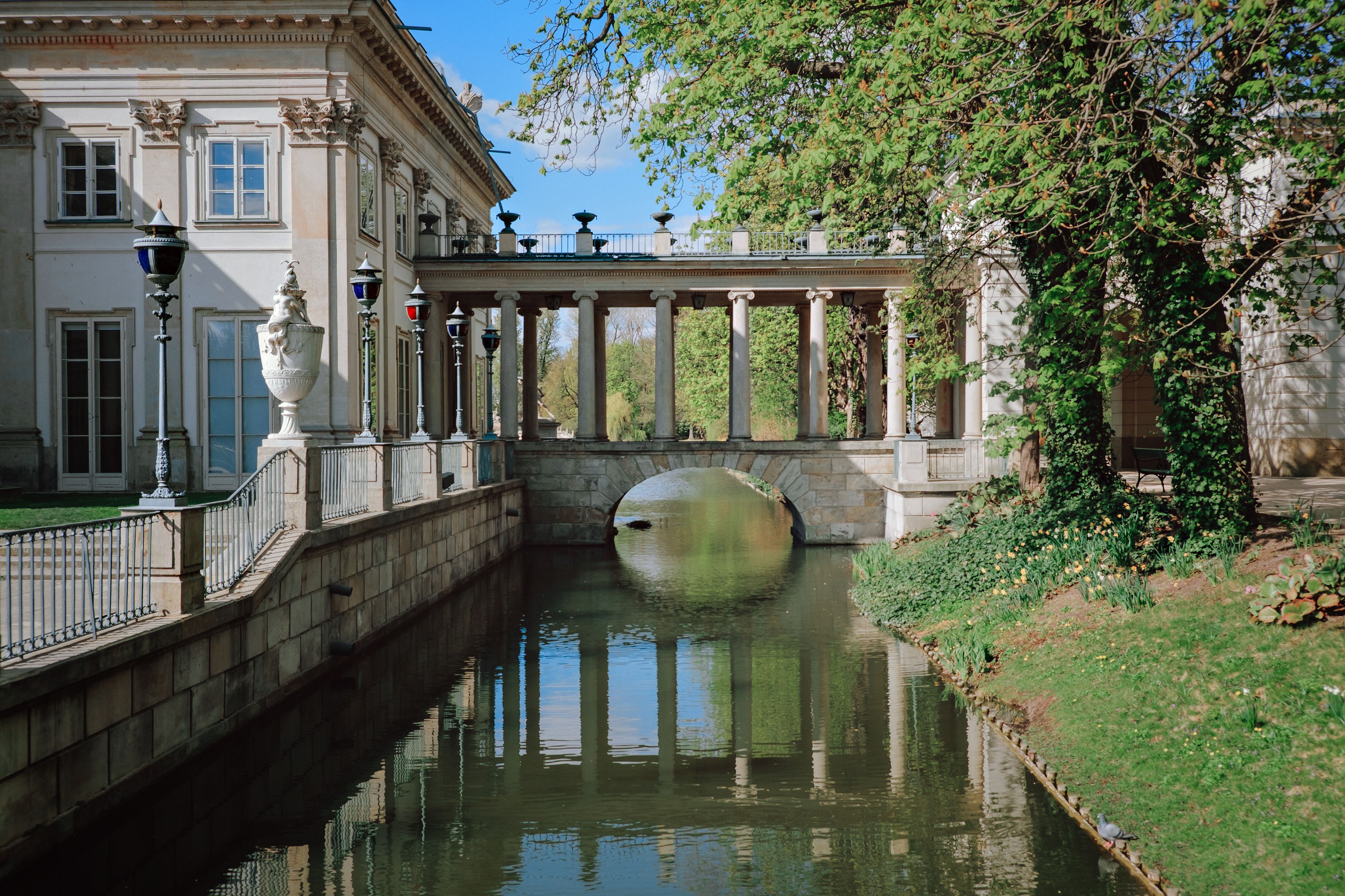 Klassizistische Architektur und Park