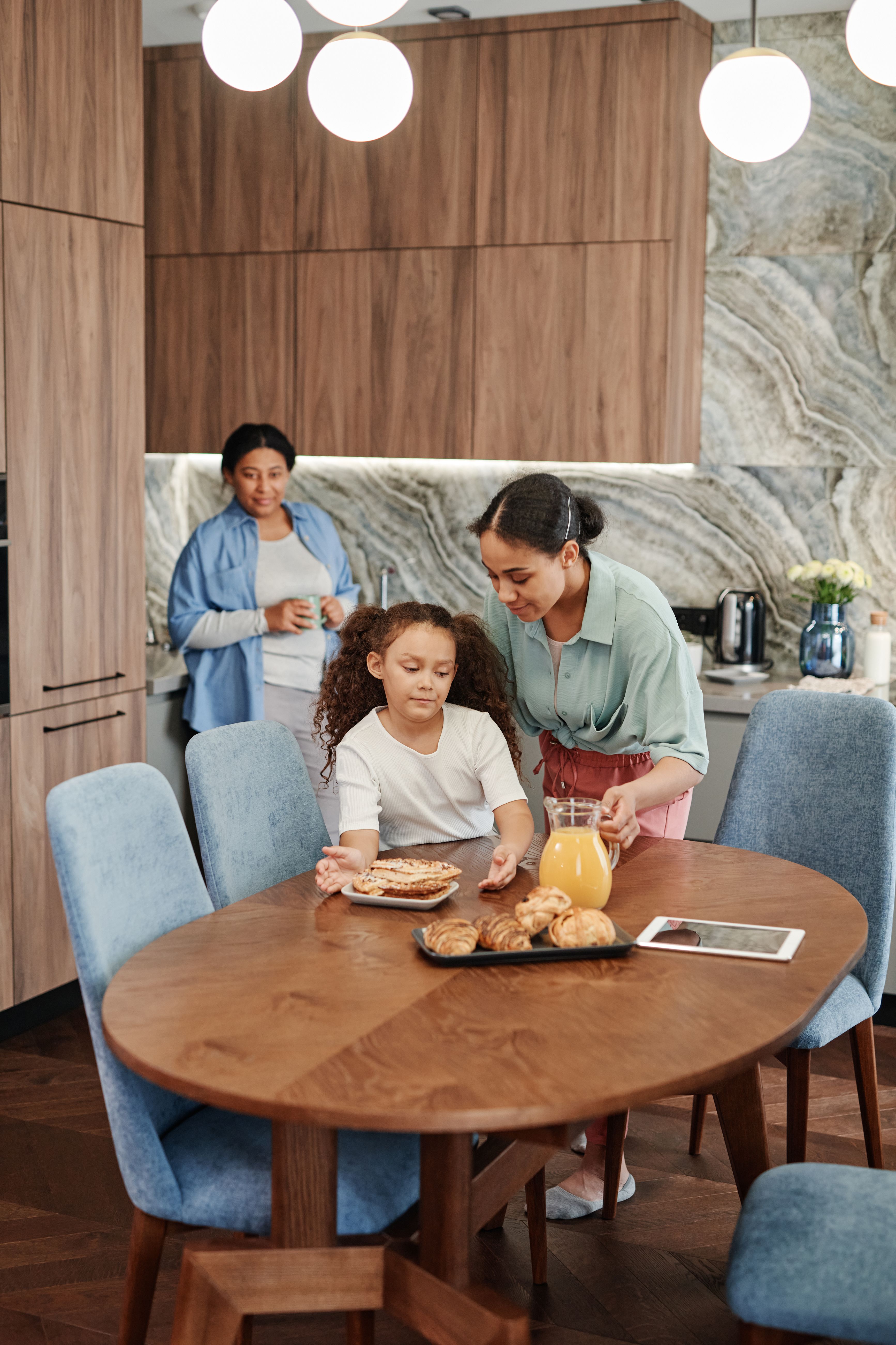 Ibu sedang membimbing anak makan dengan sabar di rumah