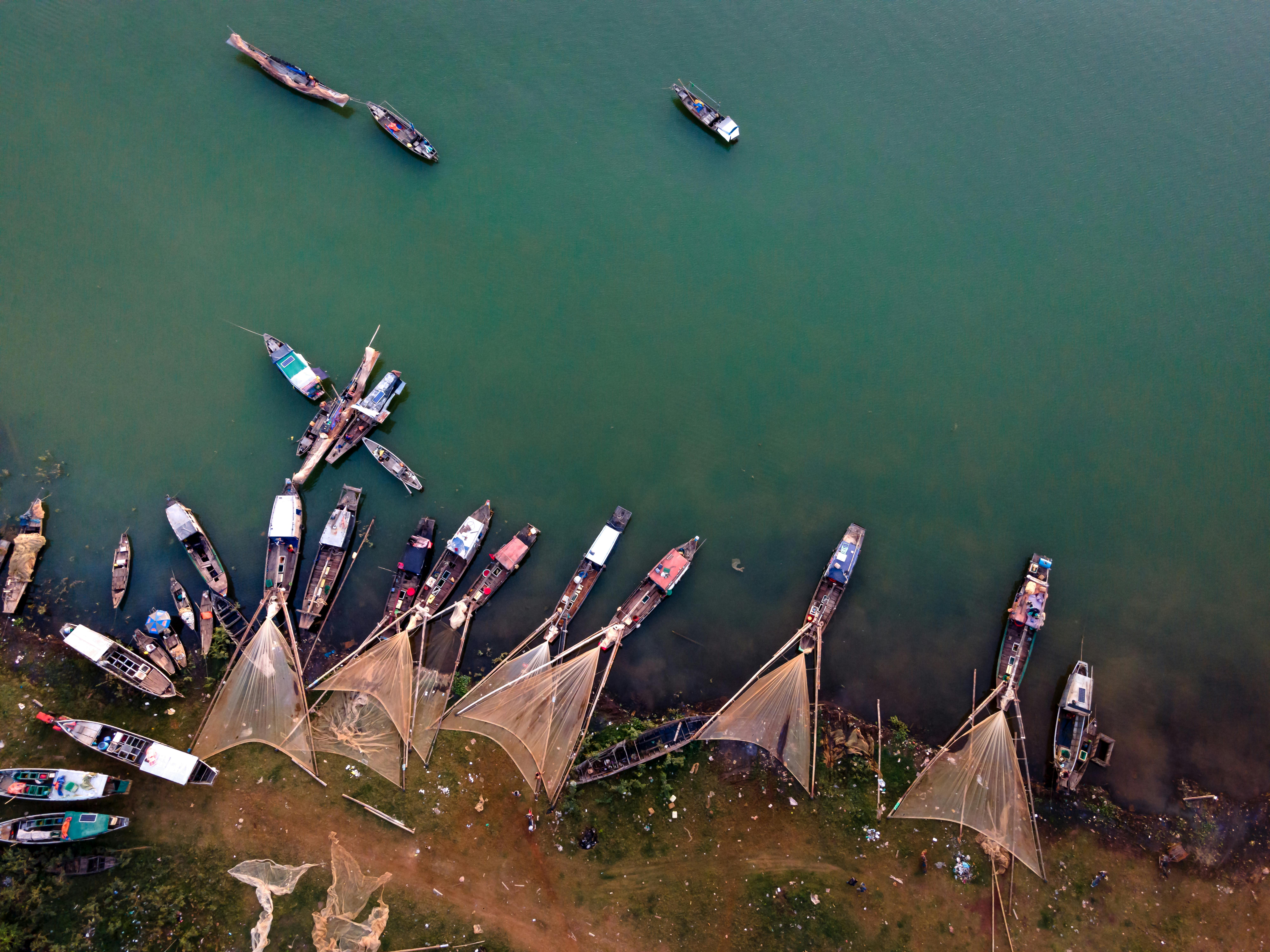 Barcas pesqueras amarradas en la orilla del lago Chad