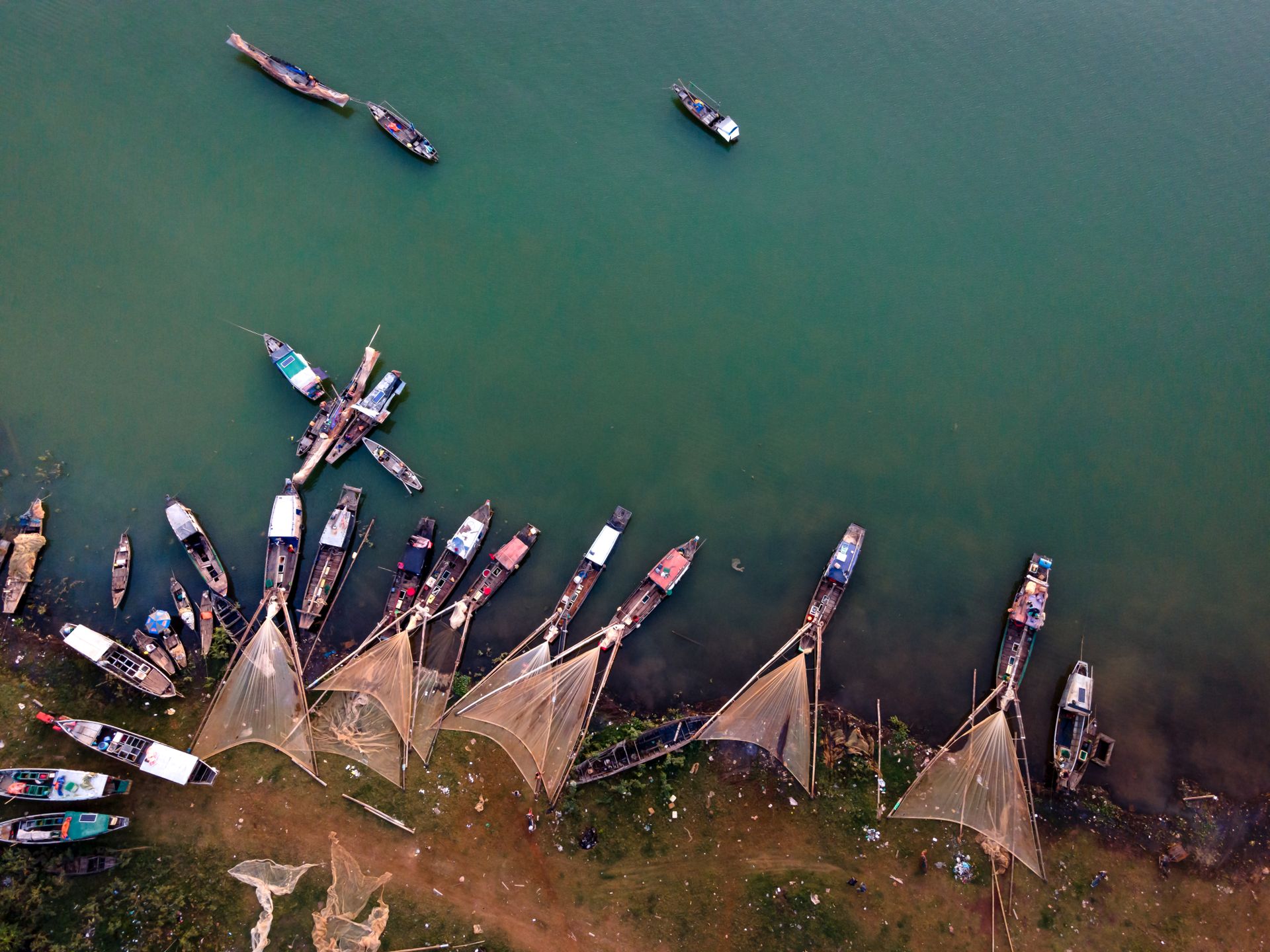 Barcas pesqueras amarradas en la orilla del lago Chad