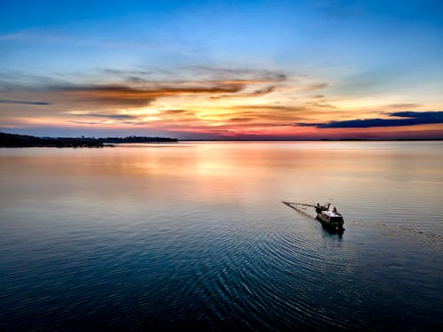 Immagine gratuita di acqua, alba, barca