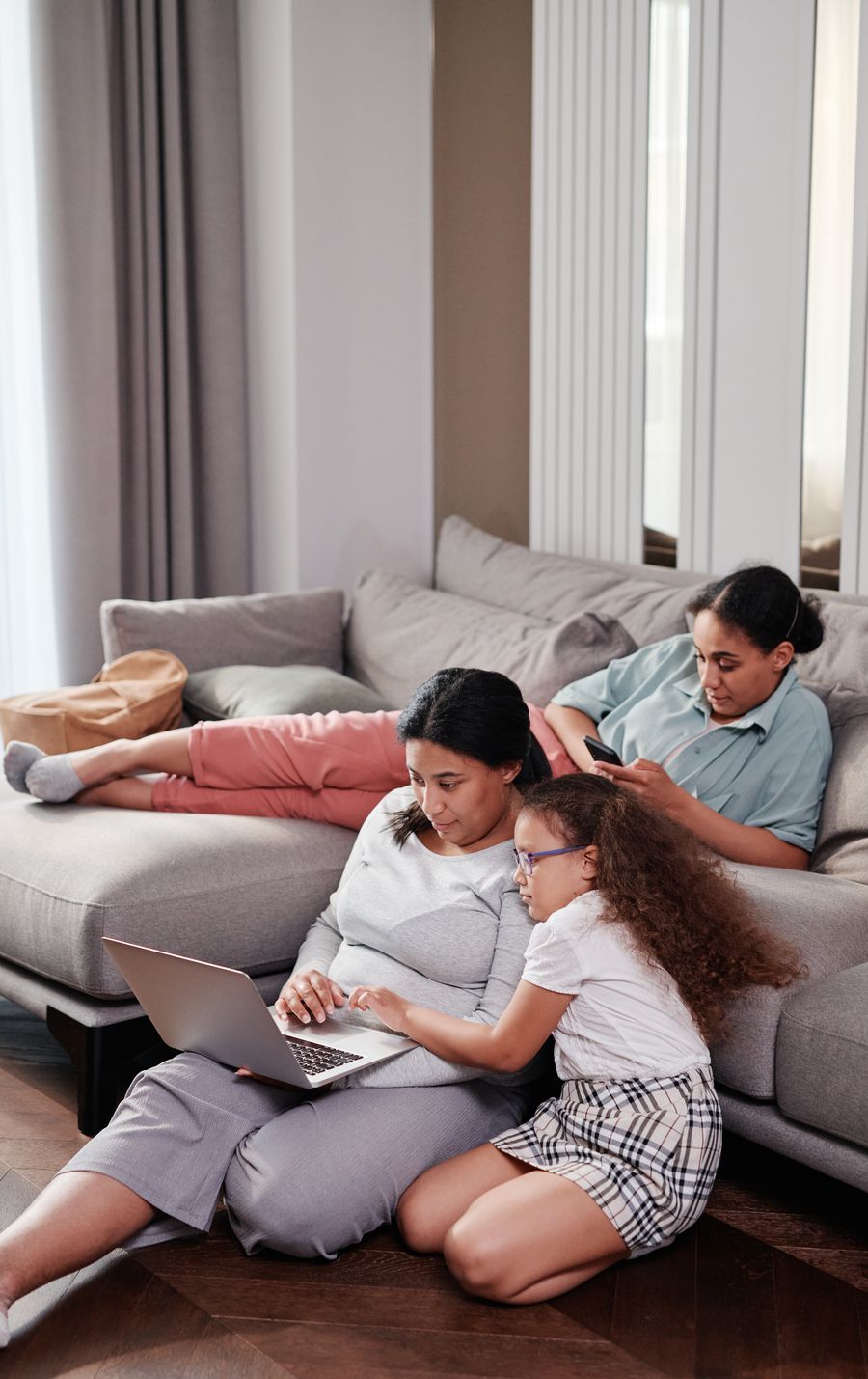 Família assinando internet fibra em casa