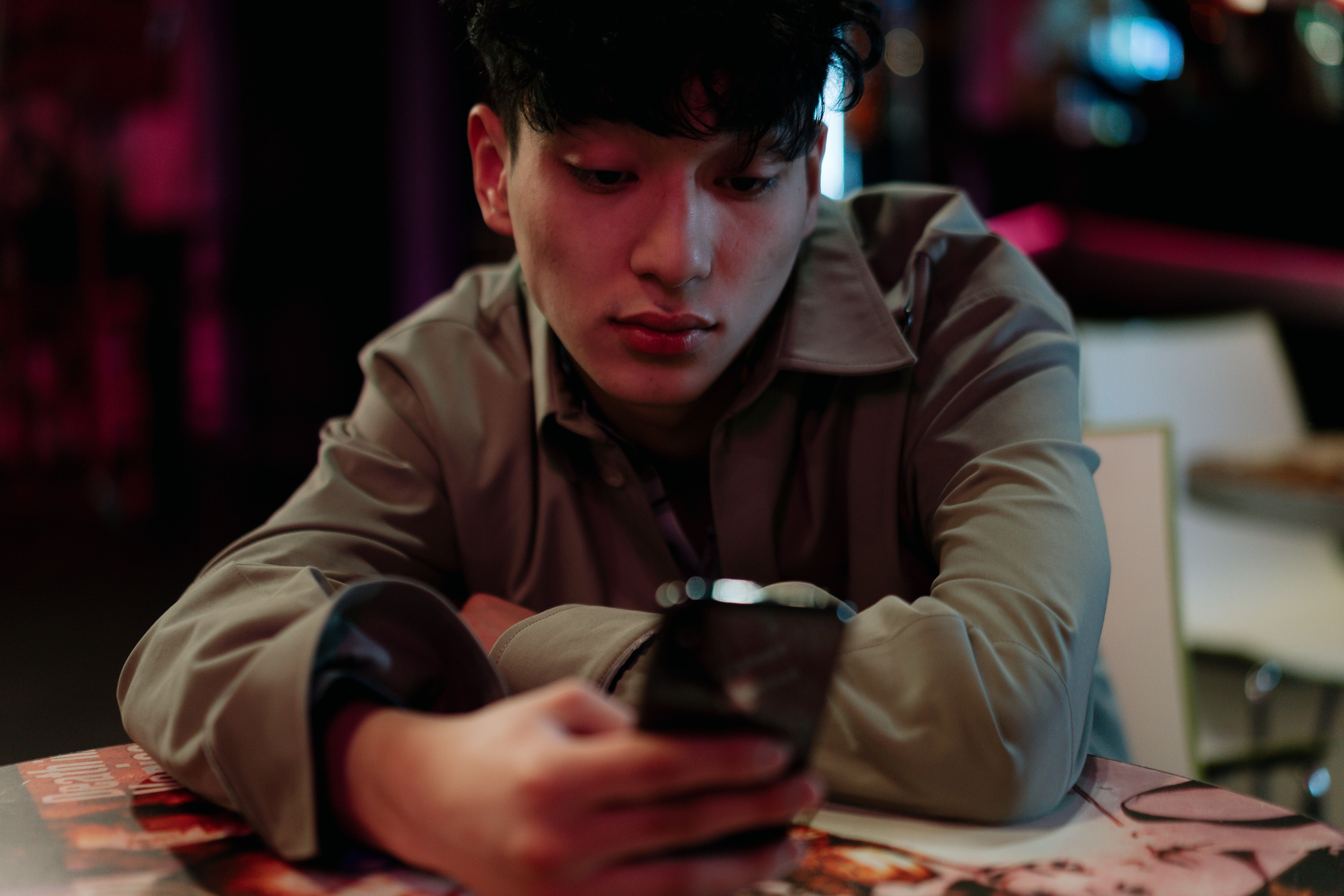 Mobile Teen Patti table displaying blind and seen betting options while chips sit beside a notebook