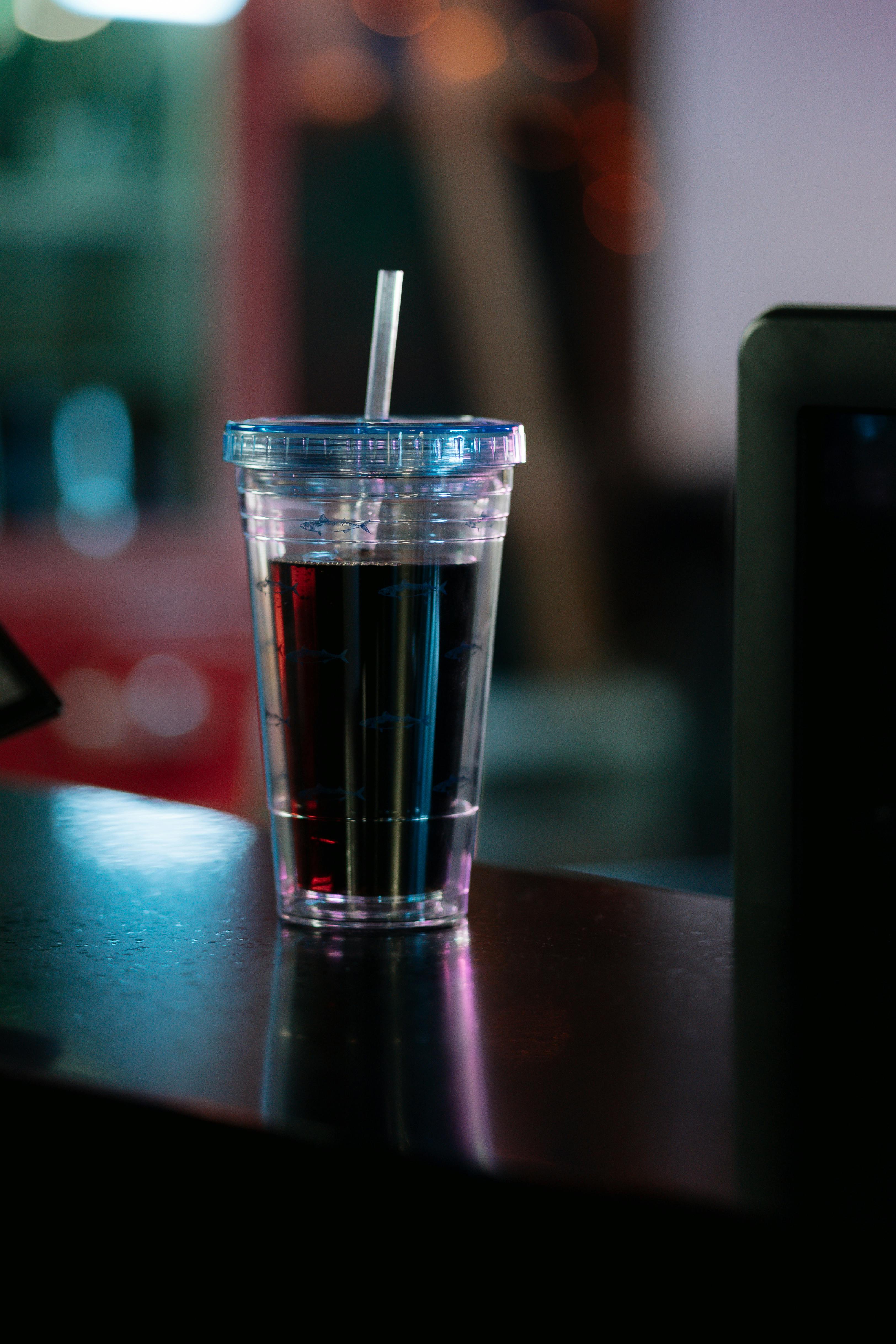 Belle Poupée Avec Une Bouteille. Le Concept De L'alcoolisme Banque D'Images  et Photos Libres De Droits. Image 43375794