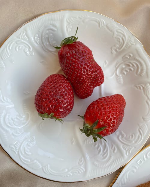 Free Red Strawberries on White Ceramic Plate Stock Photo