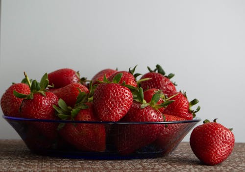 Free A Close-Up Shot of Strawberries in a Bowl Stock Photo