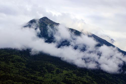 Awan Putih Di Atas Gunung Hitam