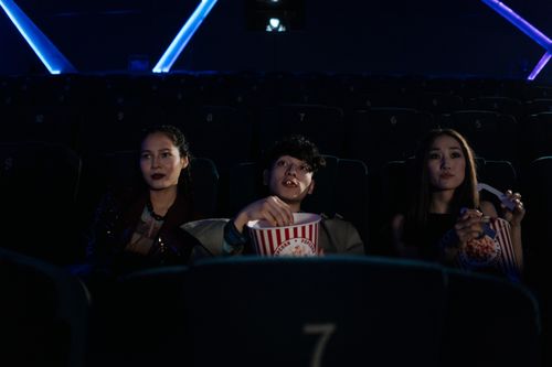 Amigos no cinema com pipoca