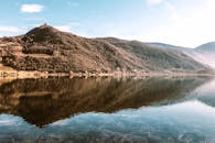 这片美丽的湖滨景观，以山脉和宁静的水景为特色