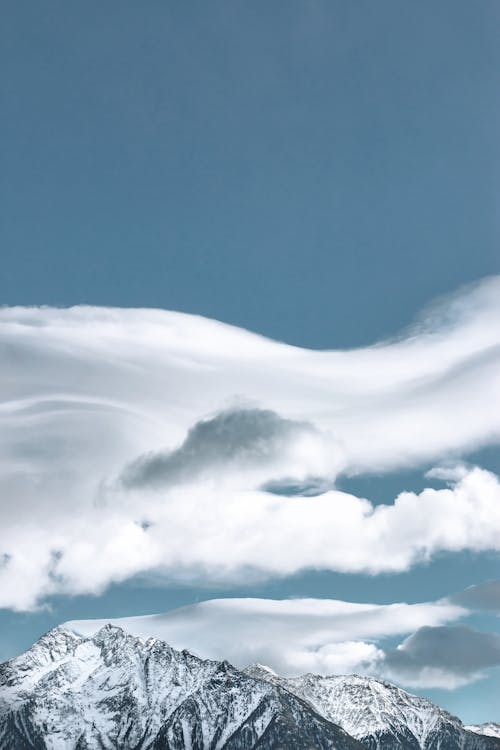 무료 눈 덮힌 산 위의 구름 형성 스톡 사진