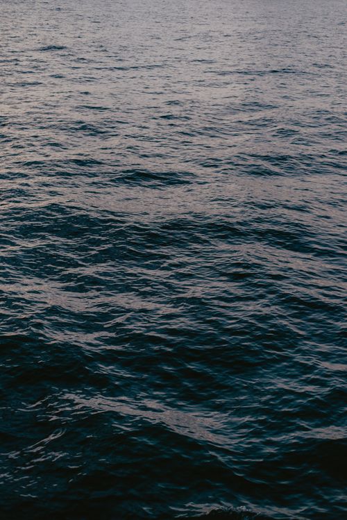 Free Beautiful natural waves in a calm ocean setting, perfect for serene visuals. Stock Photo