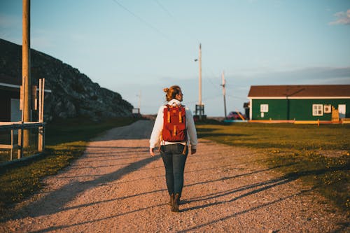 Darmowe zdjęcie z galerii z chodzenie, czerwony plecak, droga nieutwardzona