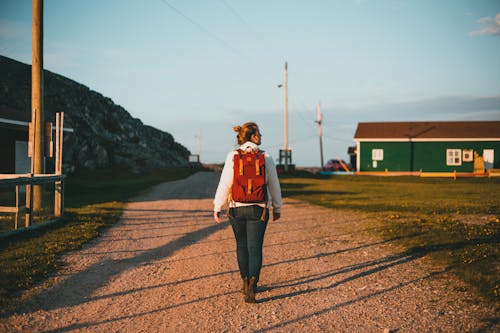 Kostnadsfri bild av backpacker, gående, grusväg