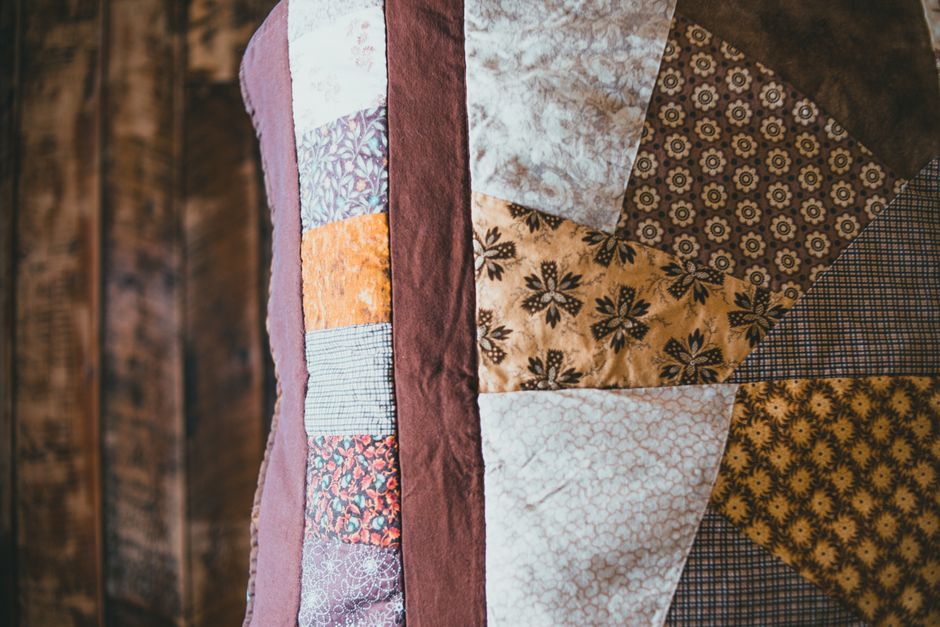 Patchwork deken op een moderne bank. Patchwork deken op een moderne bank.