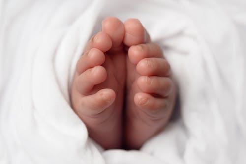 婴儿脚选择性聚焦照片
