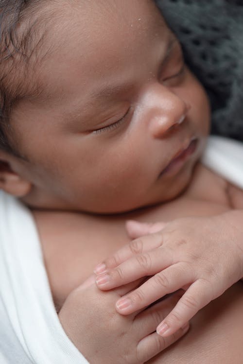 Gratis Bayi Tidur Dengan Mantel Putih Tertutup Foto Stok
