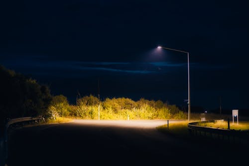 Free stock photo of light shining on quiet street, night light, street light