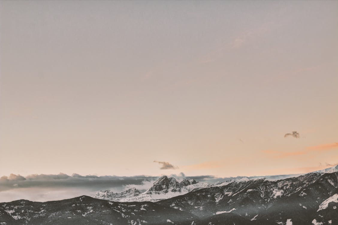 Fotografia Di Montagne Durante Il Tramonto