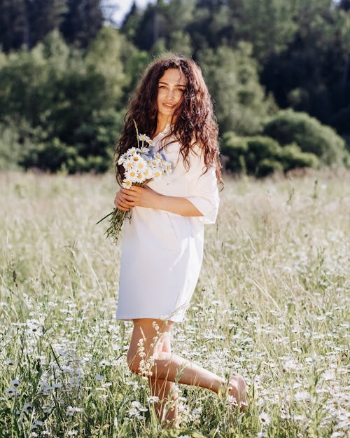 Základová fotografie zdarma na téma bílé sedmikrásky, držení, hřiště