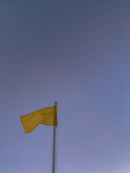 бесплатная Бесплатное стоковое фото с вертикальный выстрел, взмах, желтый флаг Стоковое фото
