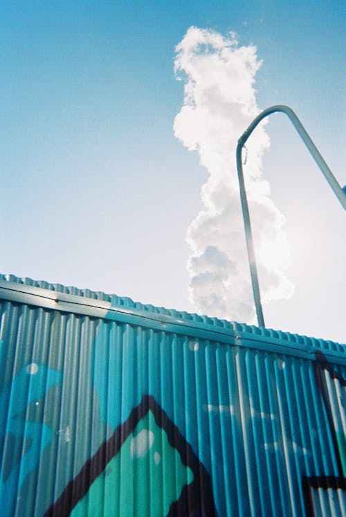 Gratis stockfoto met blauwe lucht, container, lage hoek schot