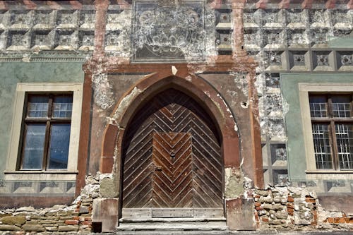 Free Old Door between Windows Stock Photo