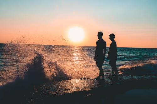 Deux Hommes Debout Au Bord De La Mer