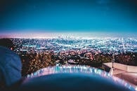 洛杉矶天际线的夜景与山坡上的城市灯光相互映照，独具特色