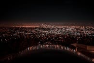 夜晚的城市景观令人叹为观止，照明的天际线和城市灯光向地平线延伸