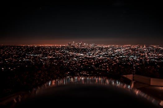 夜晚的城市景观令人叹为观止，照明的天际线和城市灯光向地平线延伸