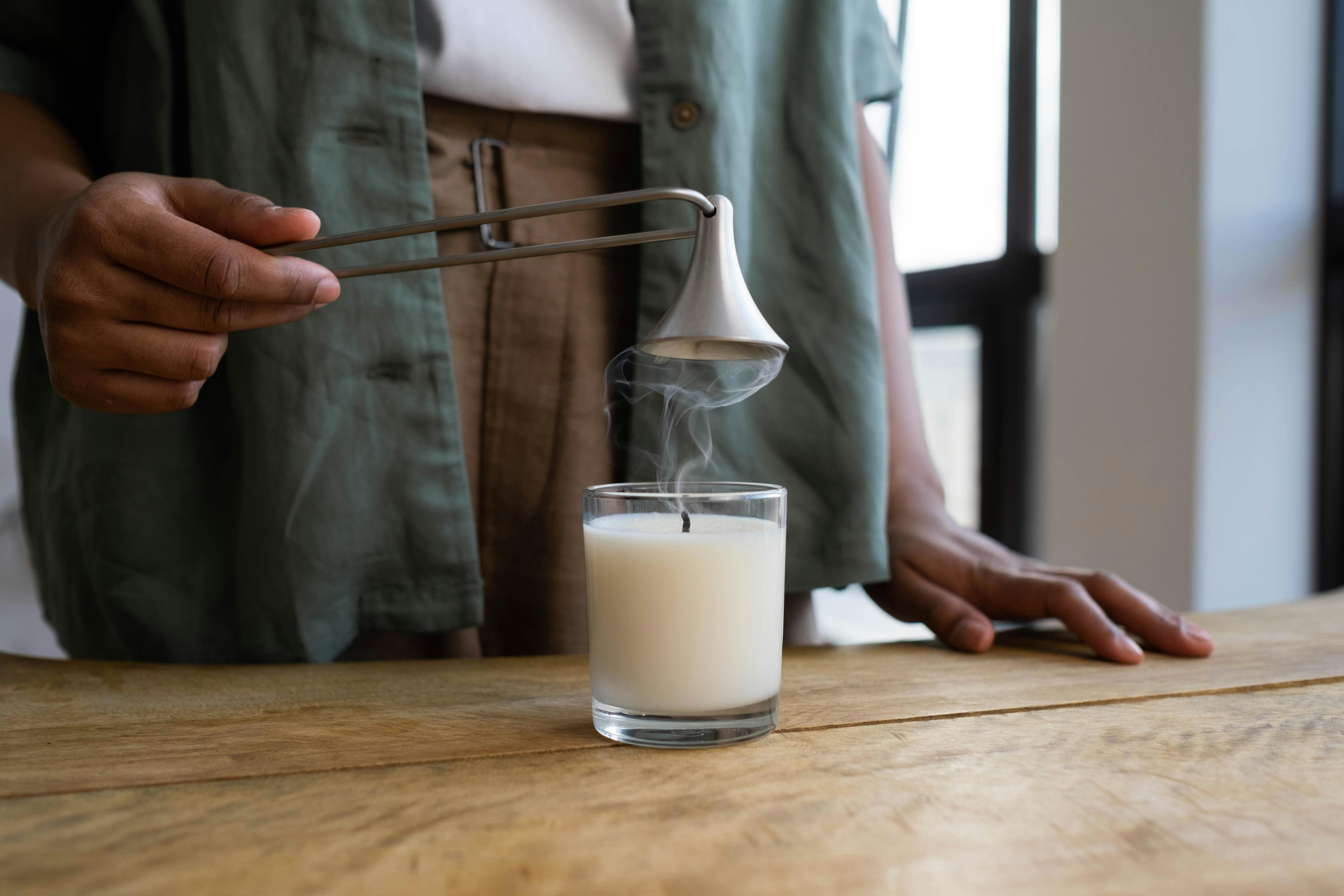 Tento typ svíček zanechává na stropě tmavé usazeniny, proto je odborníci nedoporučují pro používání v malých bytech.