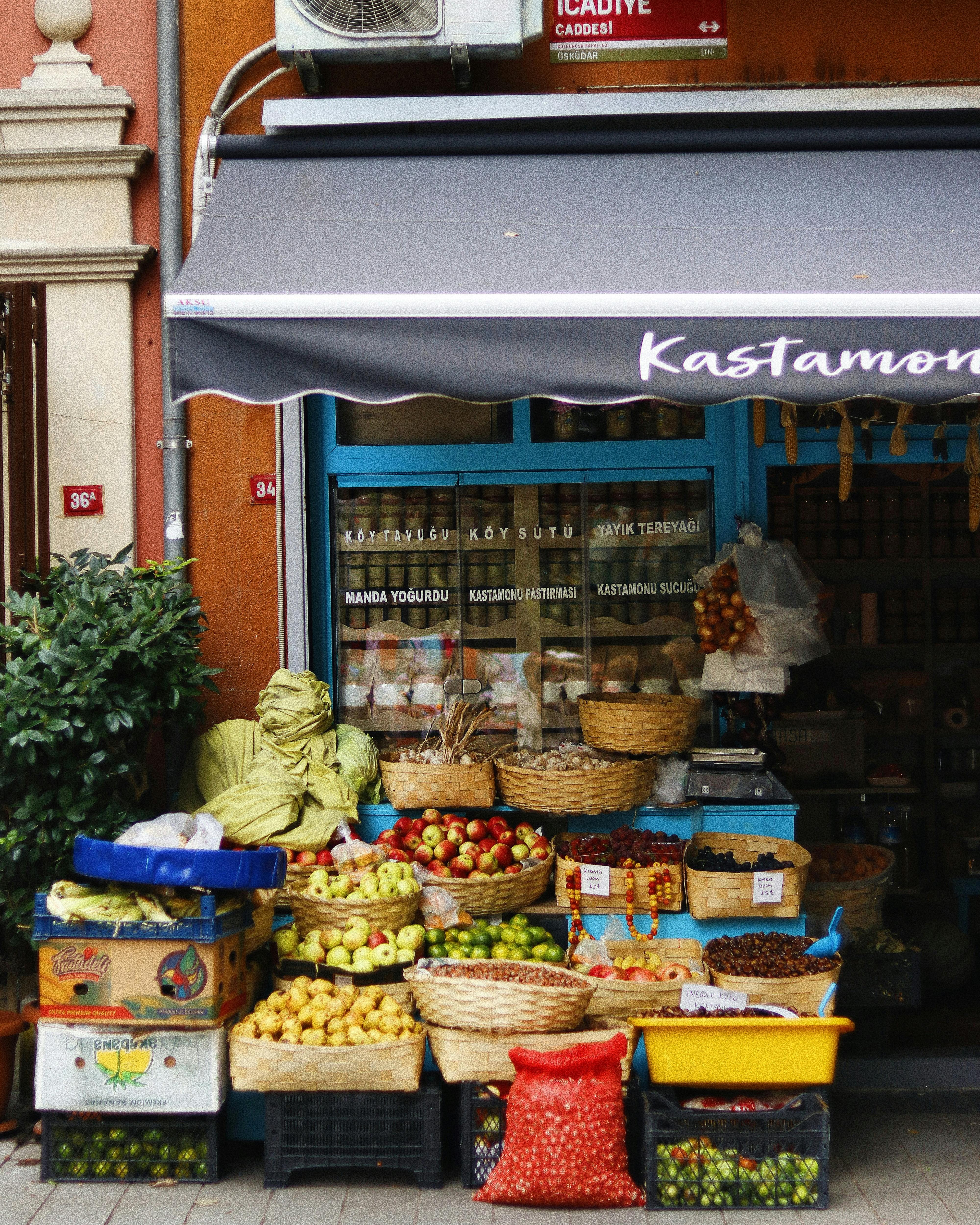 Vibrant fruit stand in İstanbul, displaying fresh produce under a canopy.