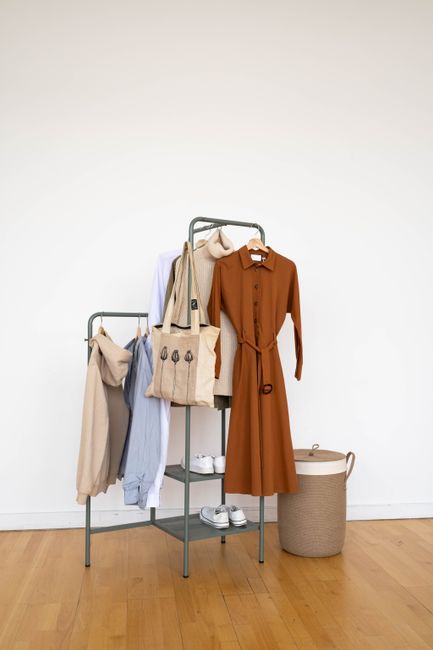 8. Gantungan Baju dan Tas: Fungsi Utama yang Estetis 8. Gantungan Baju dan Tas: Fungsi Utama yang Estetis