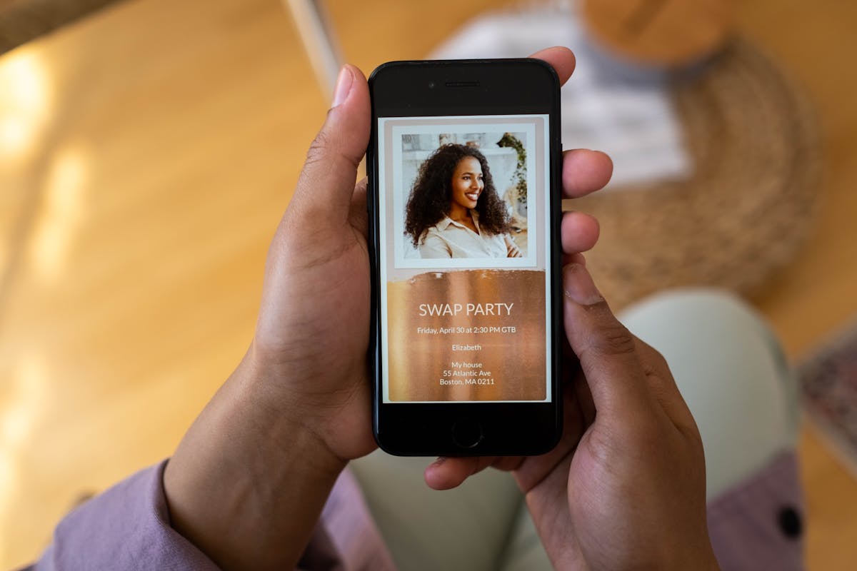 Smartphone con testo per la conferma di partecipazione al matrimonio su invito