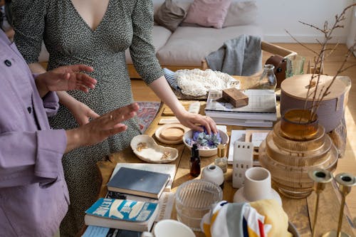 Kostenloses Stock Foto zu austausch, bücher, frauen