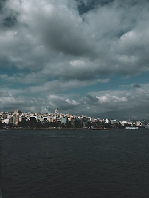 Fotos de stock gratuitas de cielo nublado, ciudad, cuerpo de agua