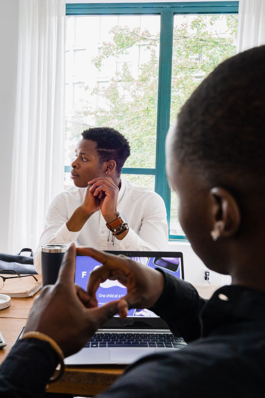 Entrepreneurs noirs en réunion autour d'un ordinateur portable