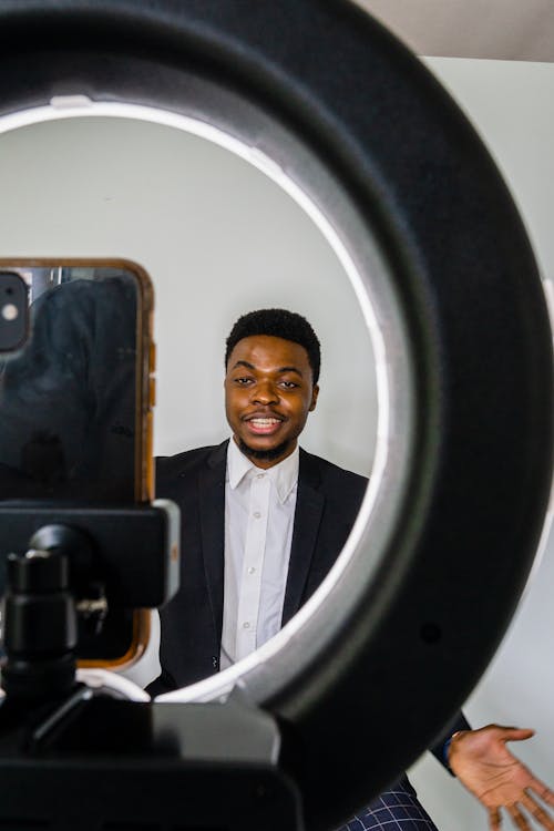 Gratis lagerfoto af afroamerikansk mand, ansigtsbehåring, gadget Lagerfoto