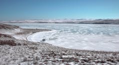 俄罗斯有一个巨大的冰冻湖泊，四周是崎岖的白雪覆盖的景观，是完美的冬季冒险之地
